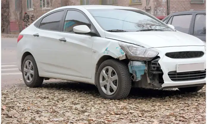 Weiße Limousine mit Motorschaden in Trebbin